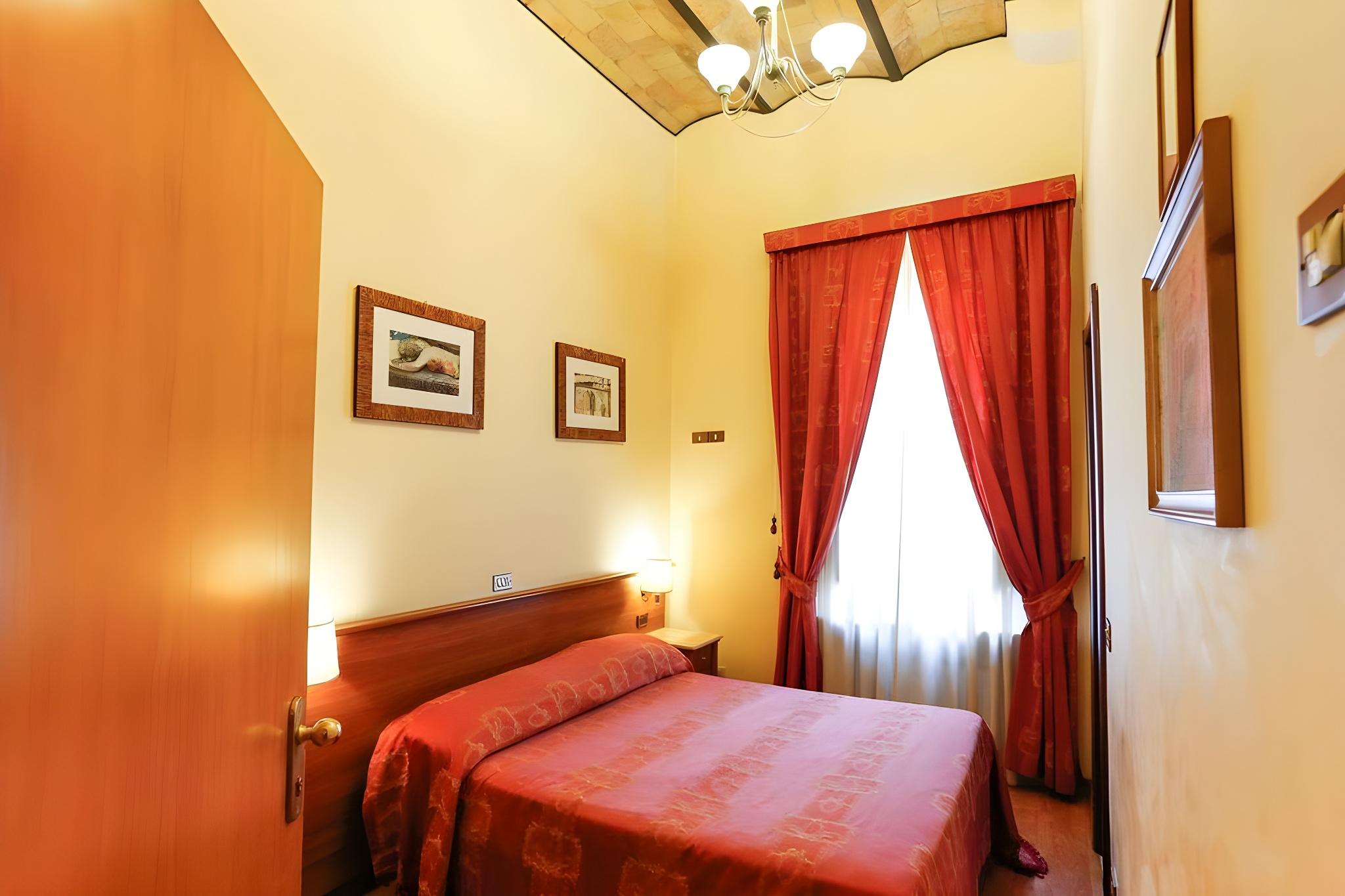 ROOM, DOUBLE OR TWIN BED