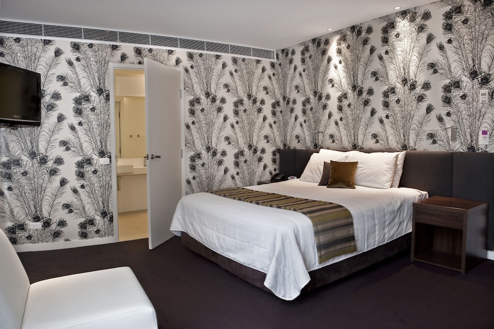 DELUXE, KING BED, ACCESSIBLE