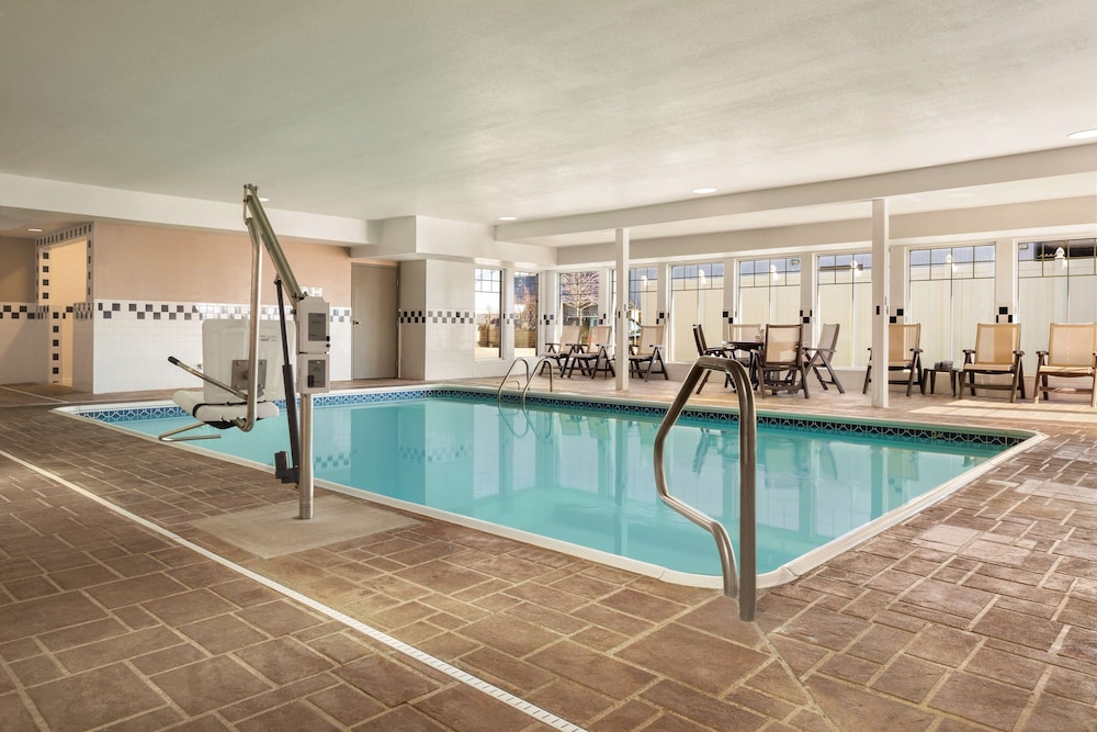 Country Inn Suites By Radisson Bloomington Normal Airport Il 17/29
