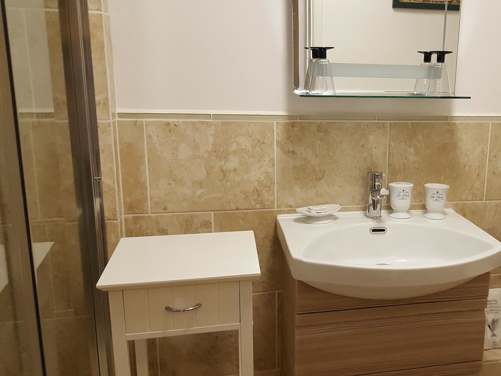 White Guest House 18/19