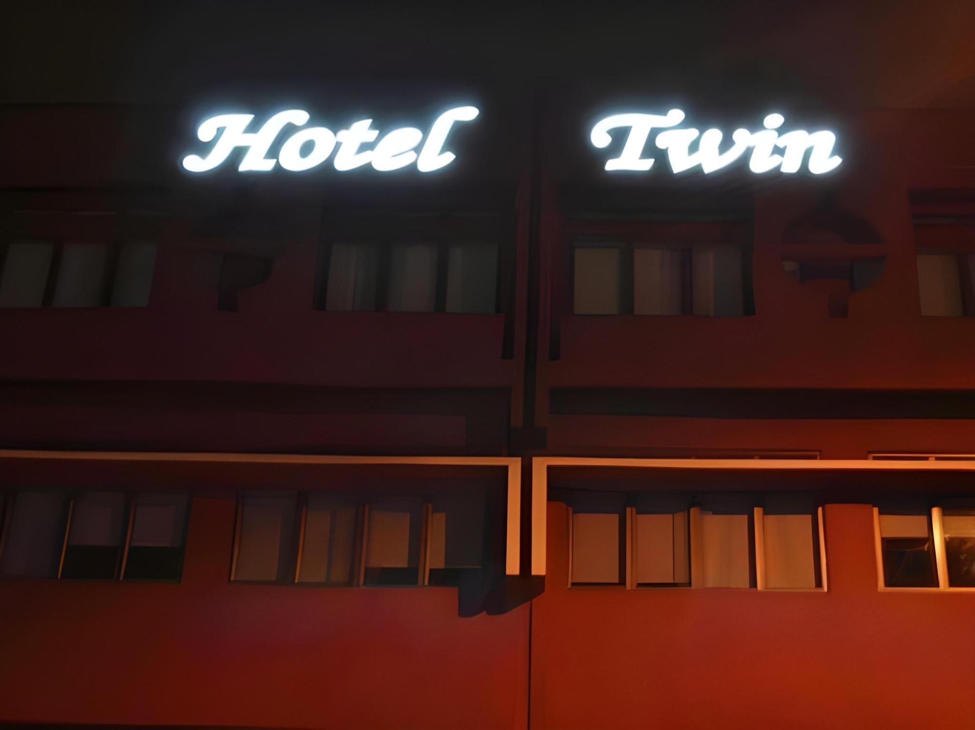 Twin Hotel 5/50