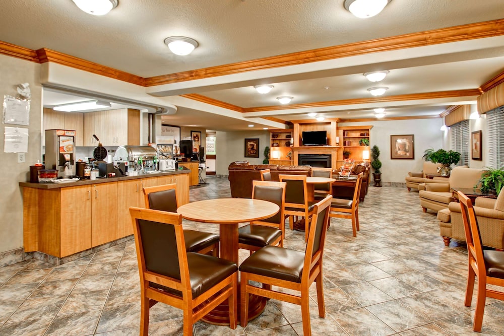 Ramada by Wyndham Ponoka 31/39