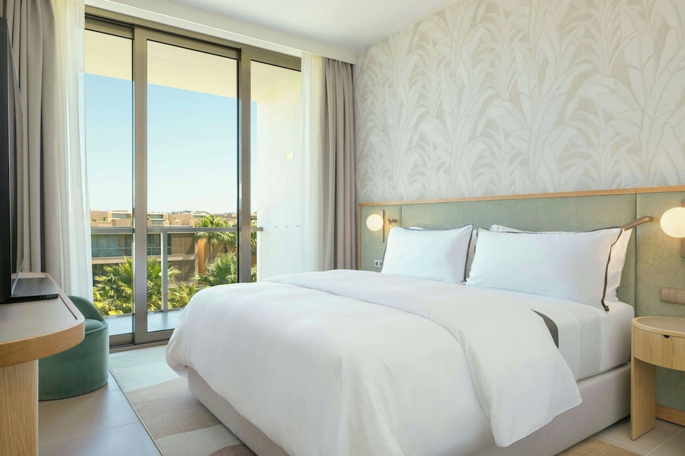 جناح جونيور بسرير كينج بشرفة بإطلالة مع أريكة، The Westin Salgados Beach Resort, Algarve 2/8