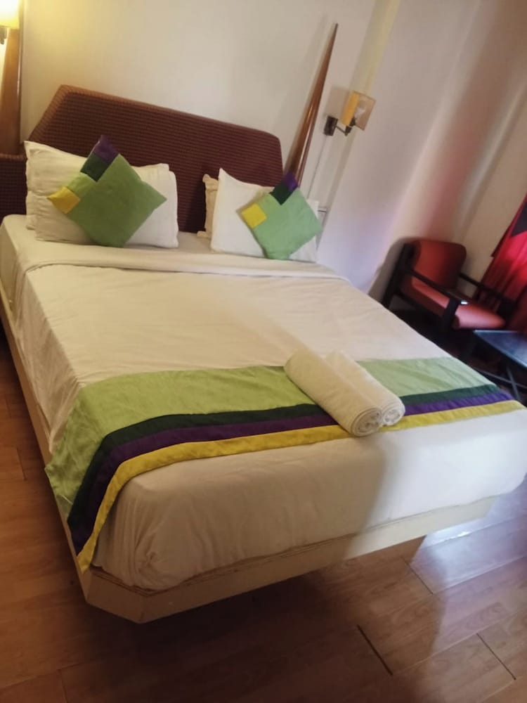 Hotel Crown Ahmedabad 8/43