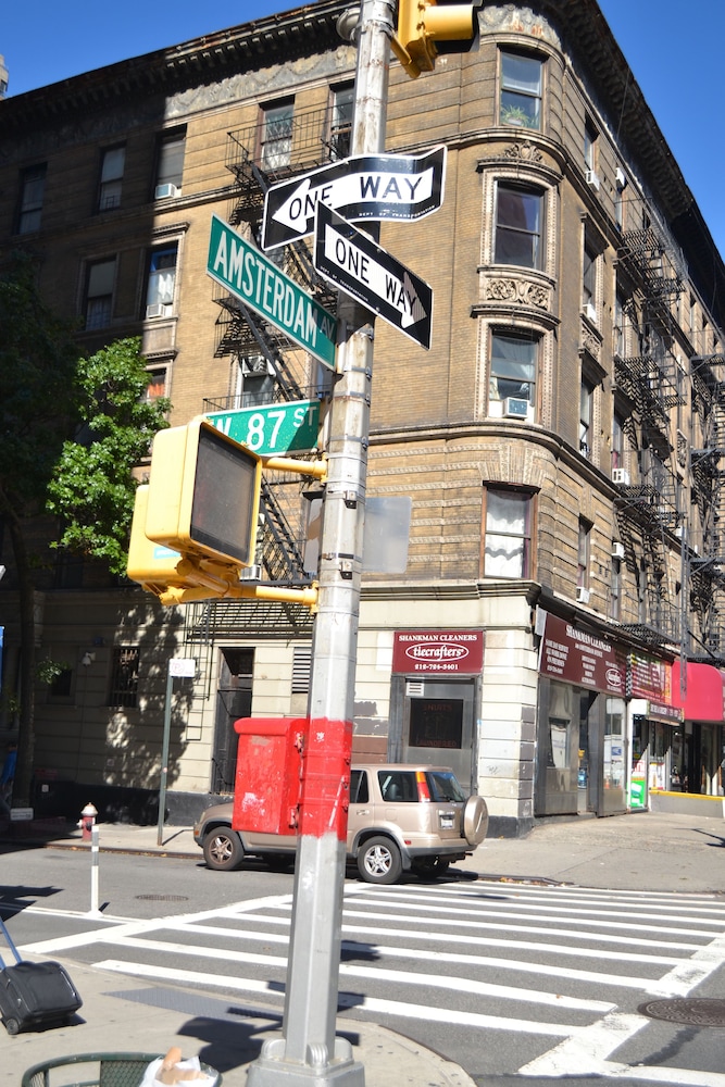 Central Park West Hostel 25/30