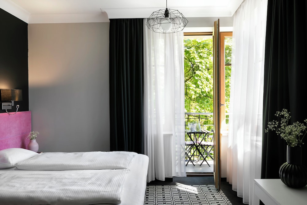SUPERIOR, DOUBLE OR TWIN BED