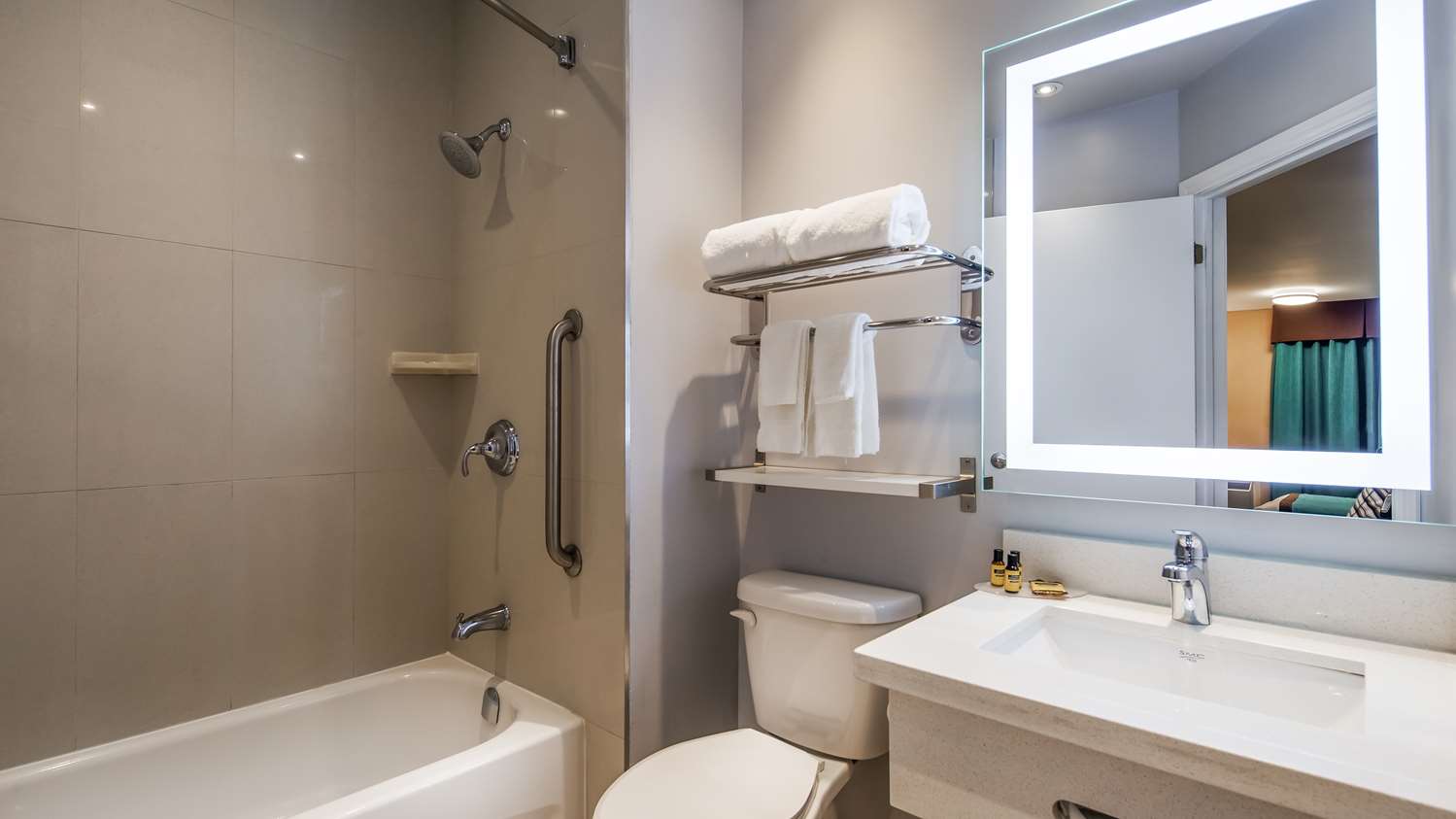 Suite, 2 King Beds, Sofa, Kitchen, Best Western Plus Barrie 3/3