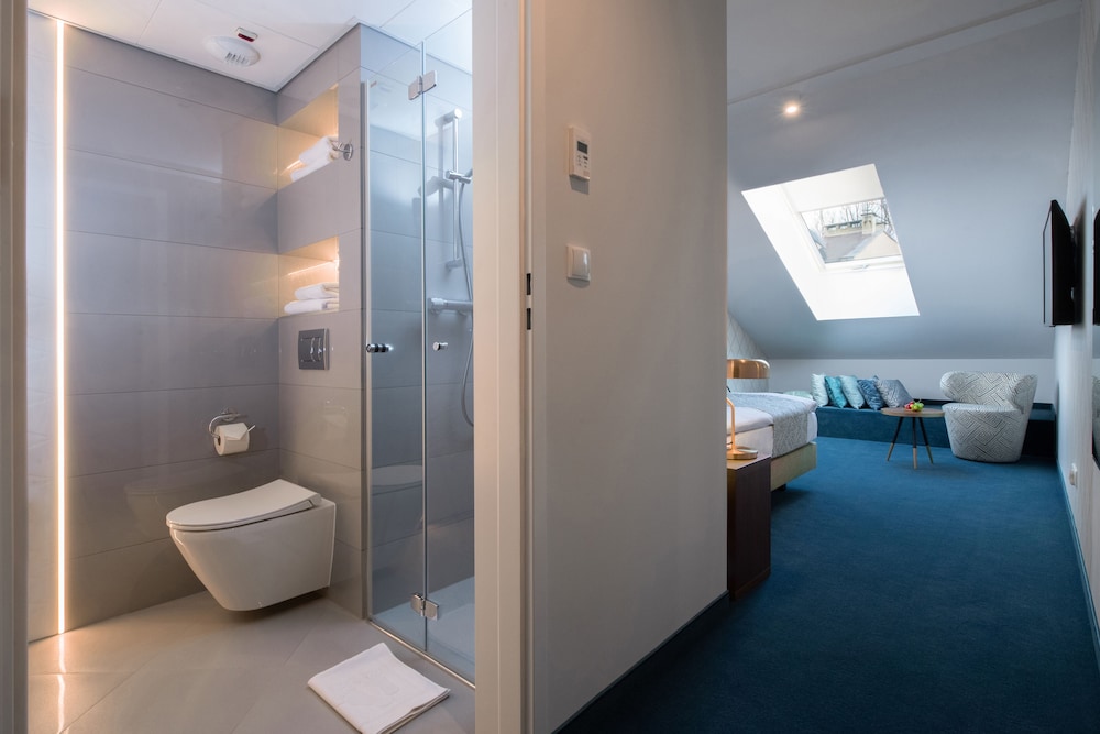 Xerion Hotel 50/50