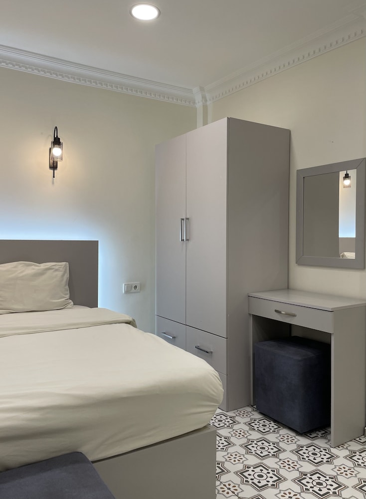 SUPERIOR, DOUBLE OR TWIN BED