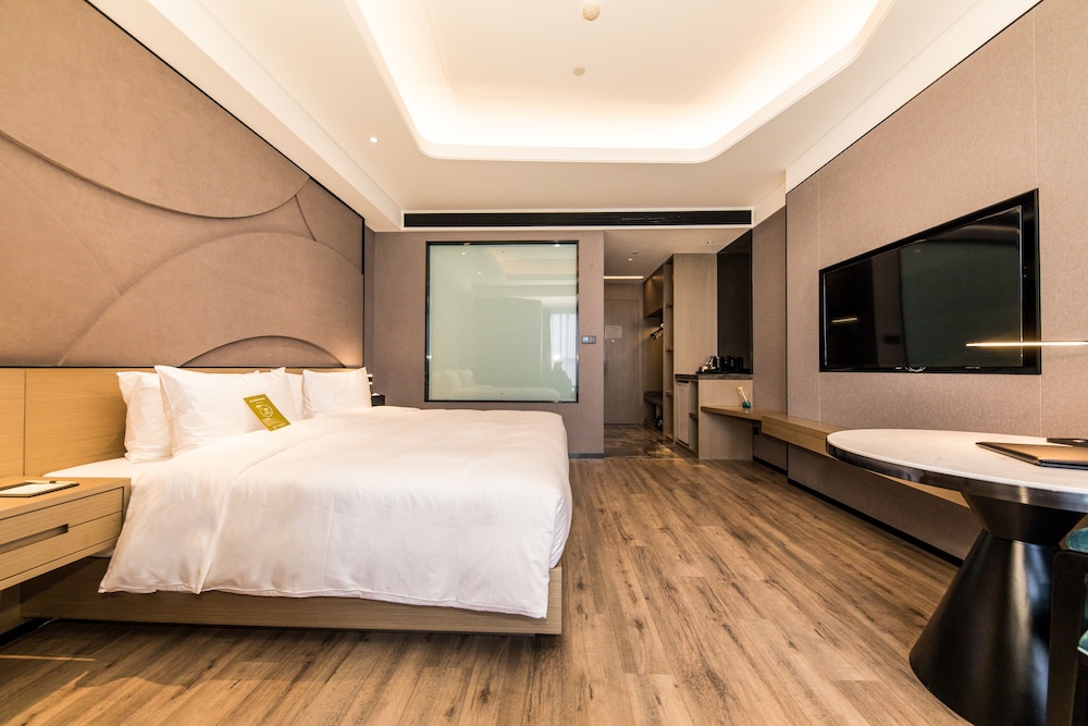 PRIVILEGE, KING BED