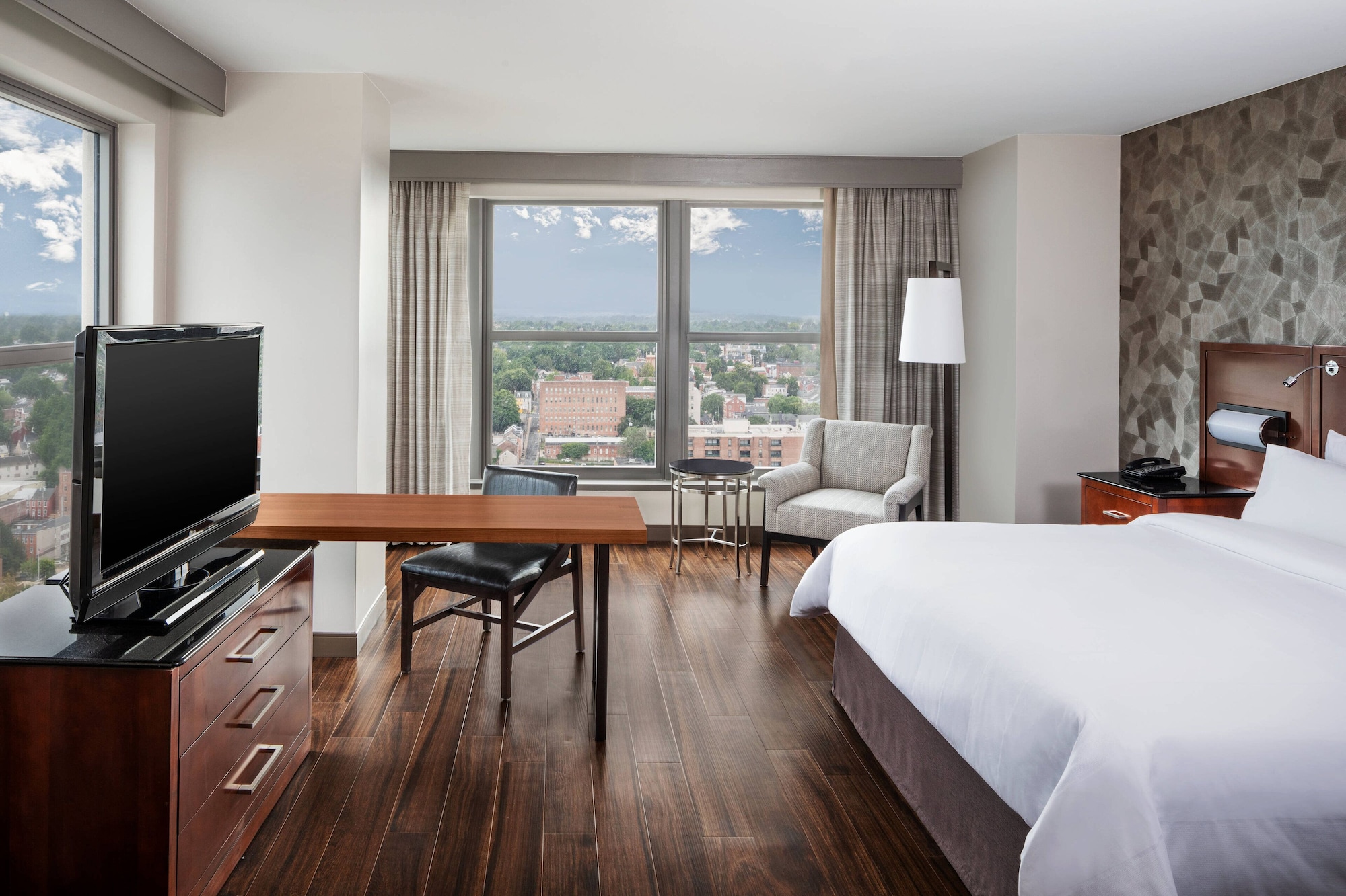 ROOM, KING BED, CITY VIEW