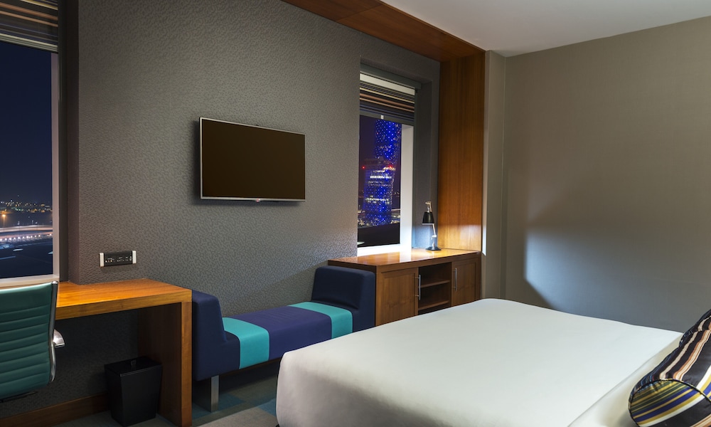 Savvy, Plus, Guest Room, King Bed، Aloft By Marriot Abu Dhabi 7/9