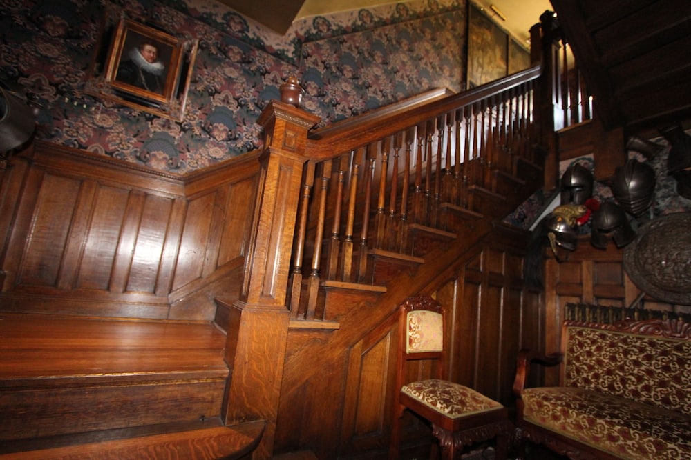 South Broadway Manor Bed and Breakfast 41/72