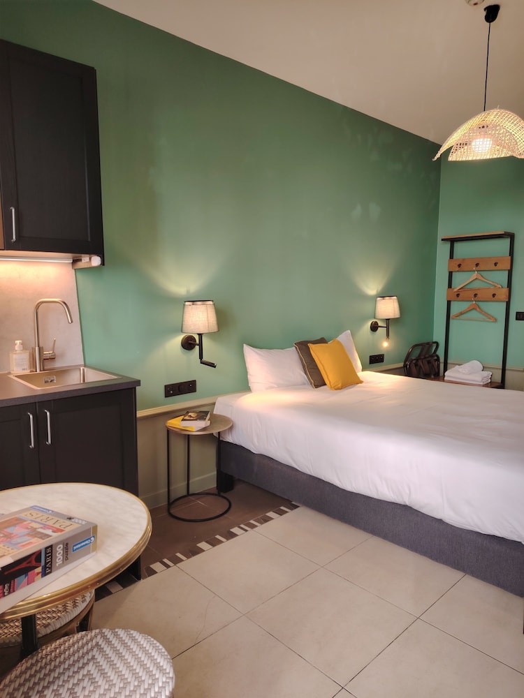 ROOM, DOUBLE BED, KITCHENETTE