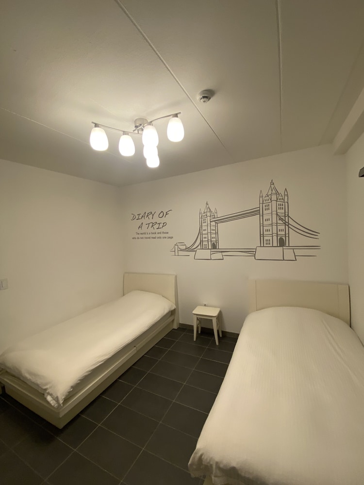 ROOM, TWIN BEDS