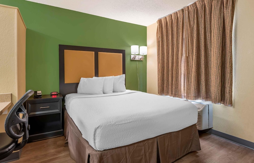 DELUXE, STUDIO, QUEEN BED, SOFA, ACCESSIBLE