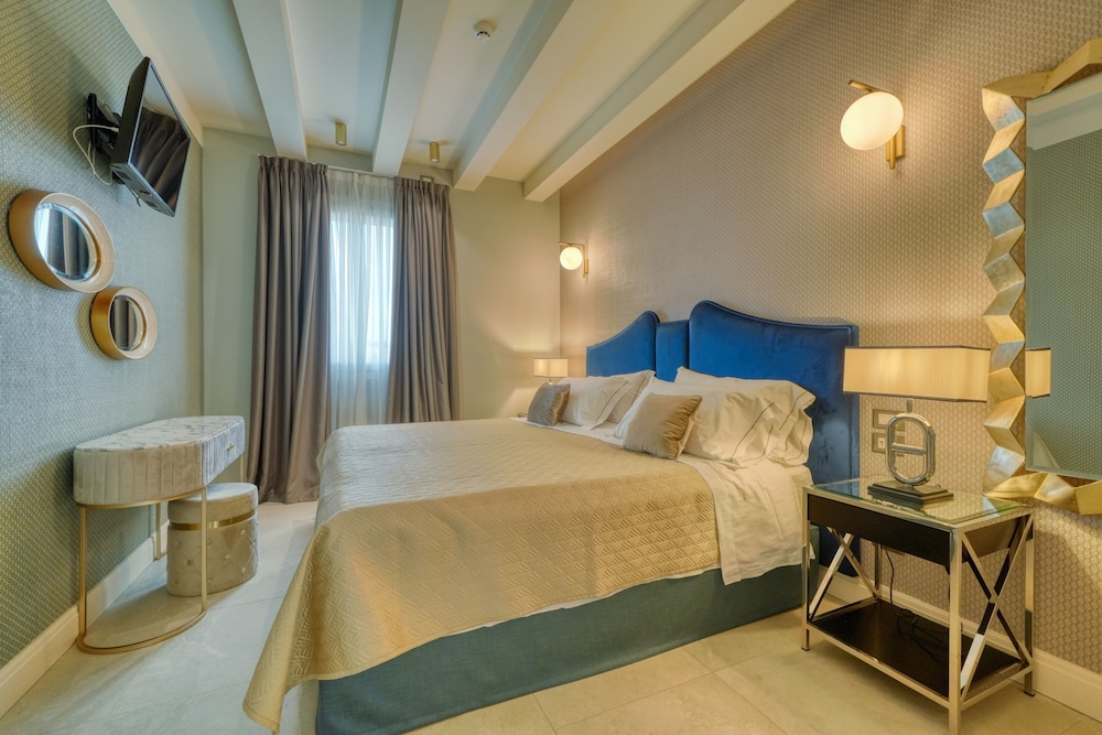 2 BEDROOMS, PRESIDENTIAL, SUITE, LAKE VIEW, JETTED TUB