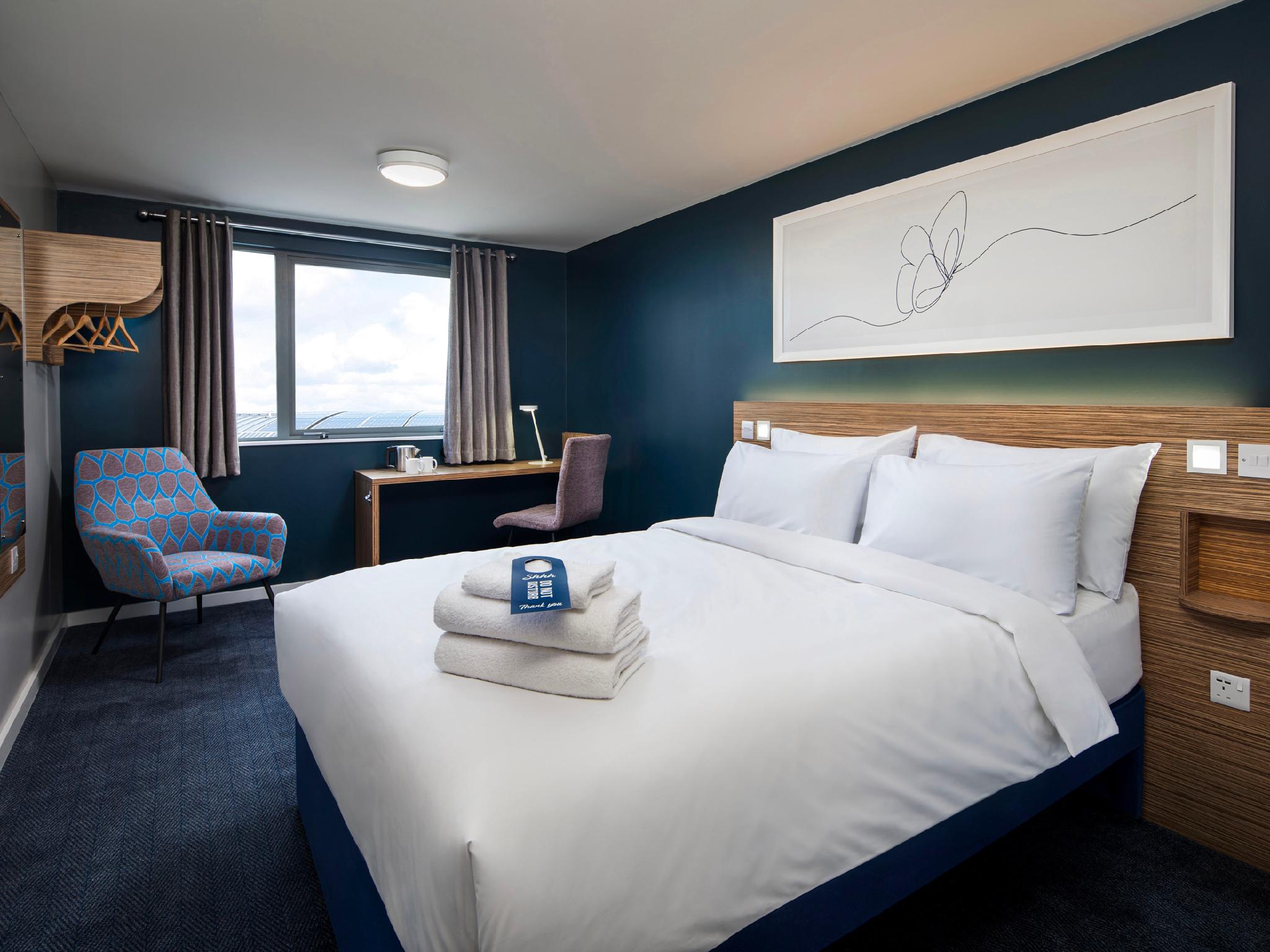 ROOM, DOUBLE BED