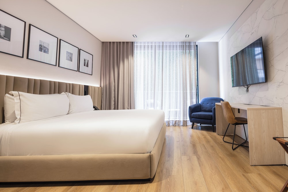 CLASSIC, KING BED, BALCONY