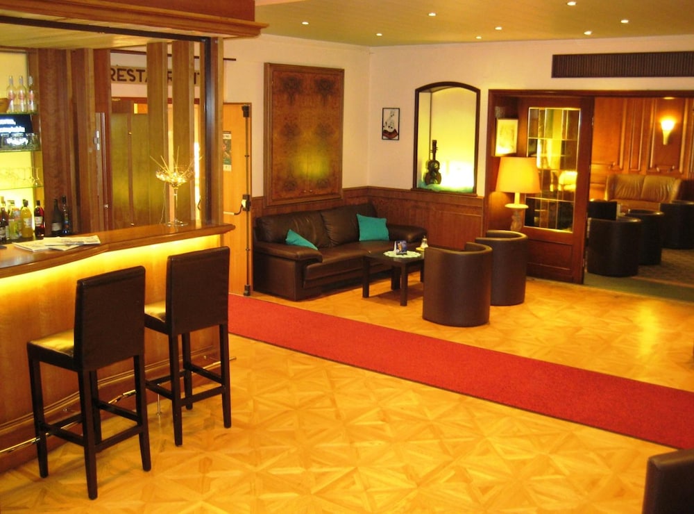 HOTEL AUX TROIS ROSES 35/54