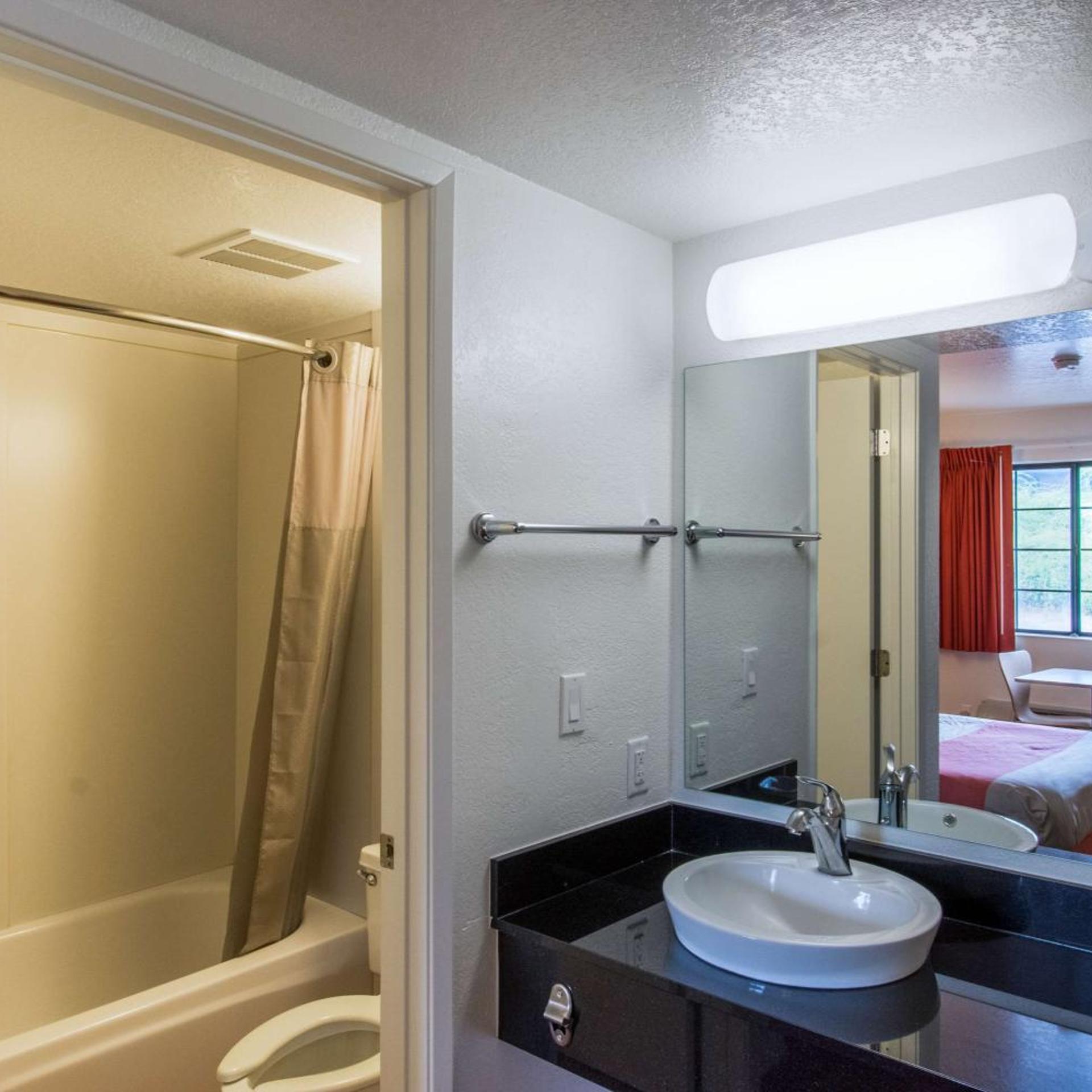 غرفة رباعية، Motel6 Redding, CA - North 7/10
