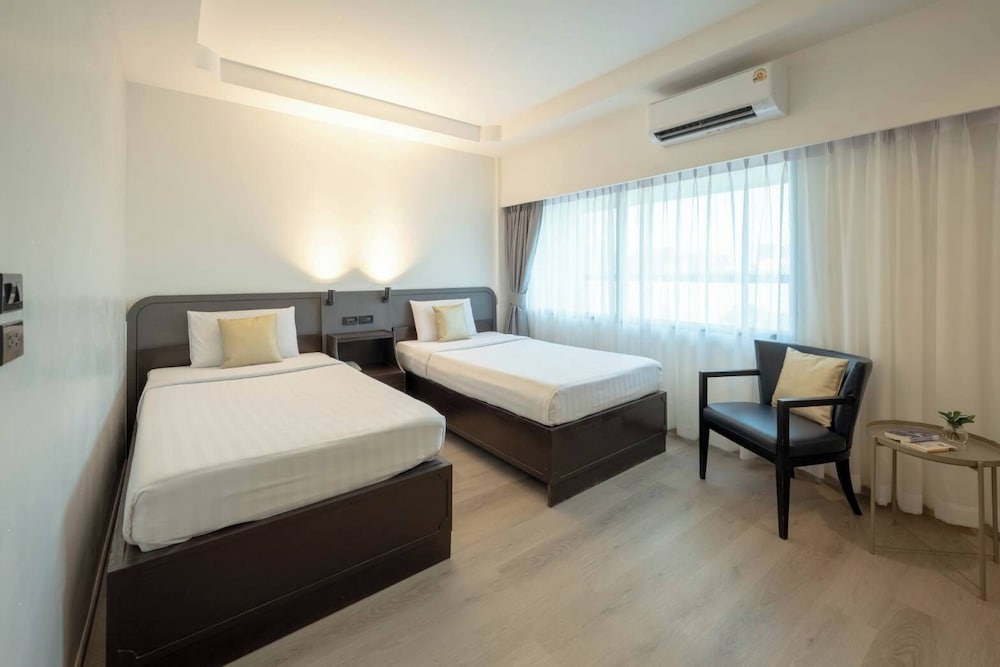 PREMIER, TWIN BEDS, BATHTUB