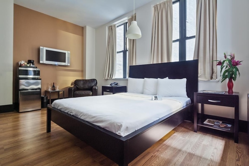 EXECUTIVE, QUEEN BED
