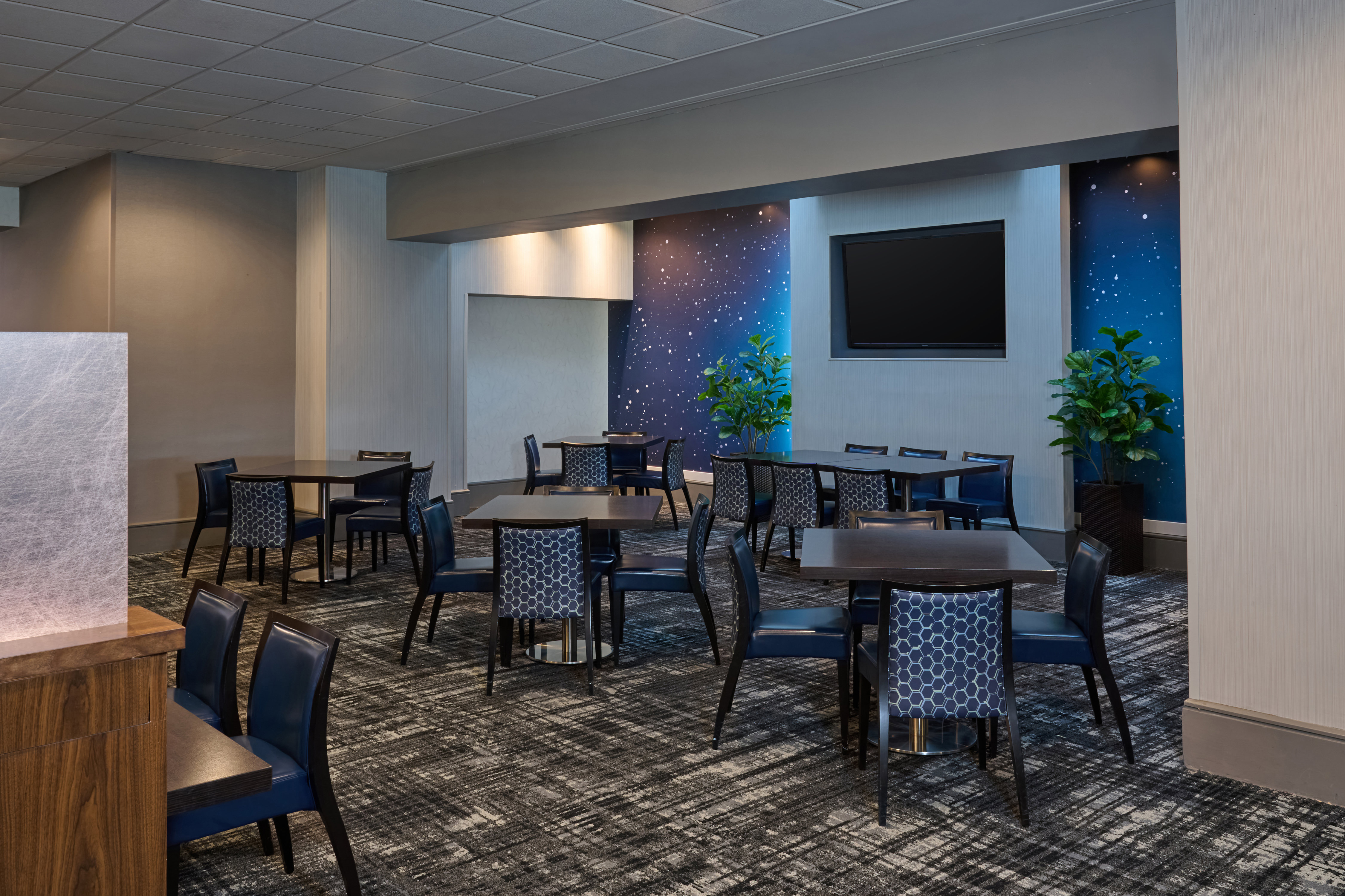 Doubletree By Hilton Newark Fremont 60/76