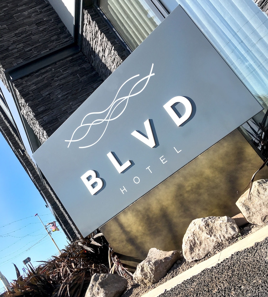 Boulevard Hotel 5/50