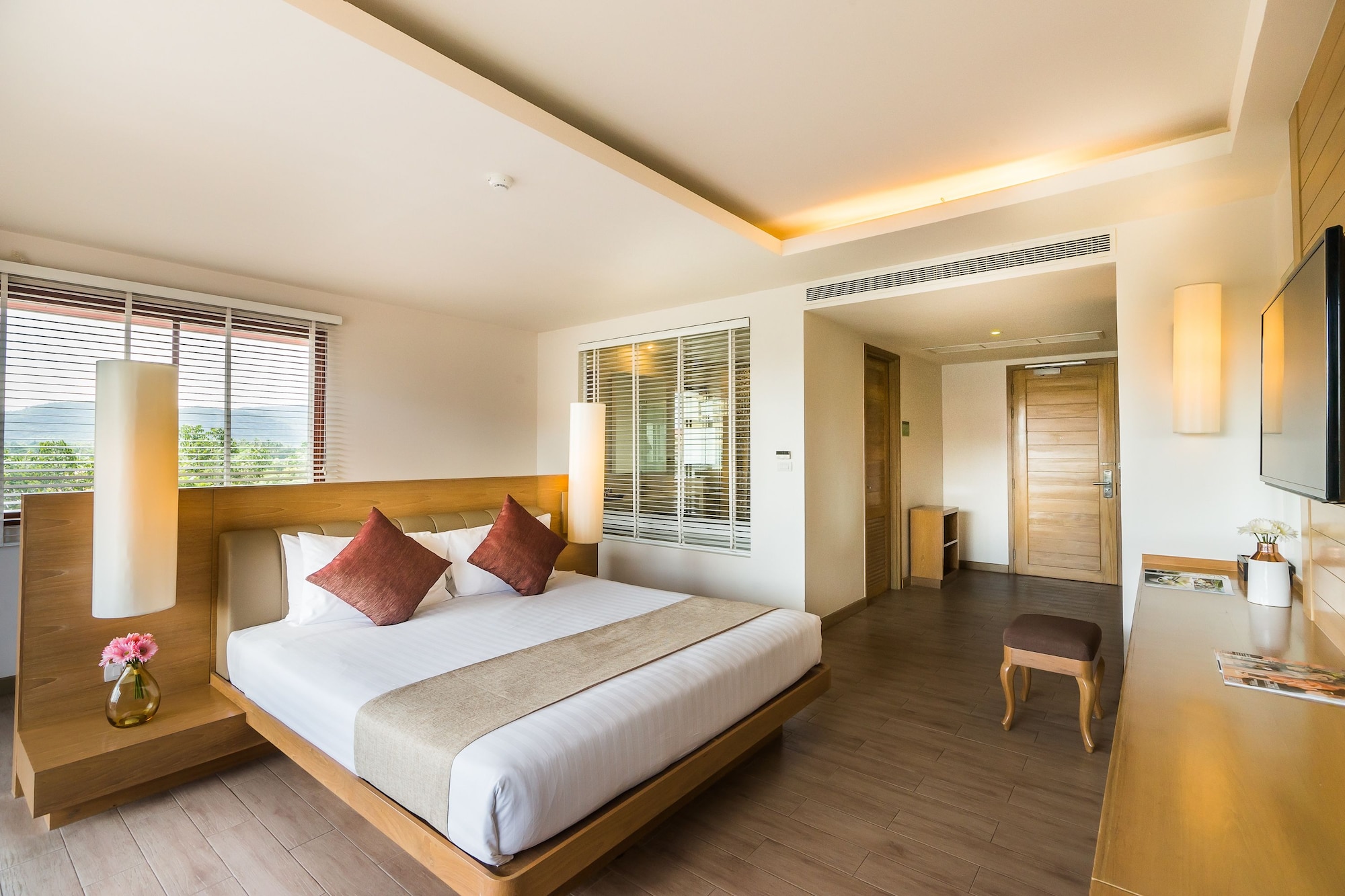 PREMIER, DELUXE, KING BED, POOL VIEW