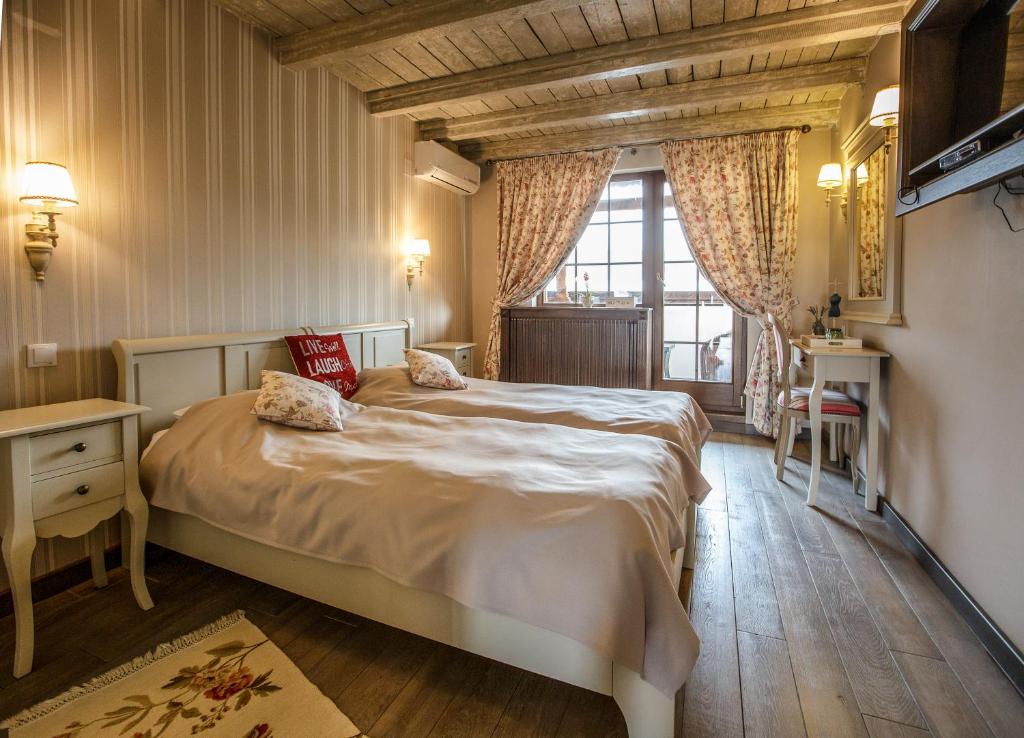 Mansion, Twin Beds