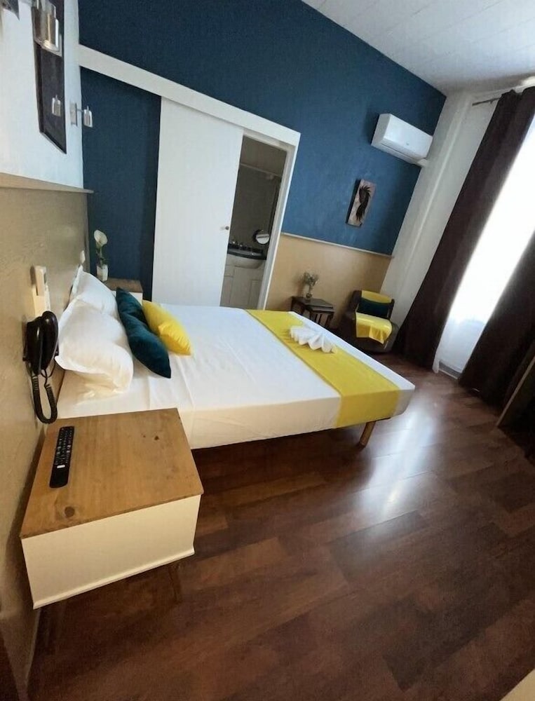 Abalone Hotel 14/46