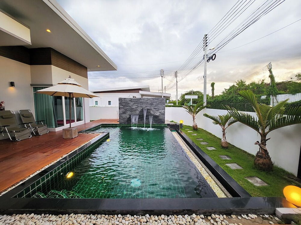 Jira Pool Villa 65/67