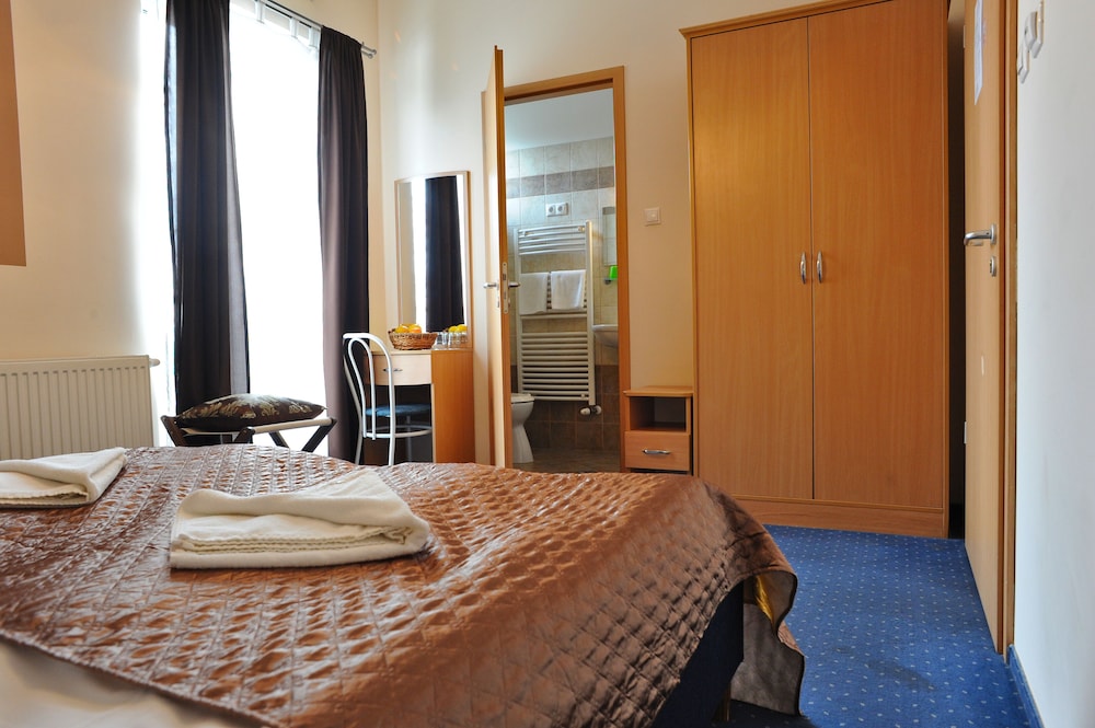 Hotel Papillon 42/50