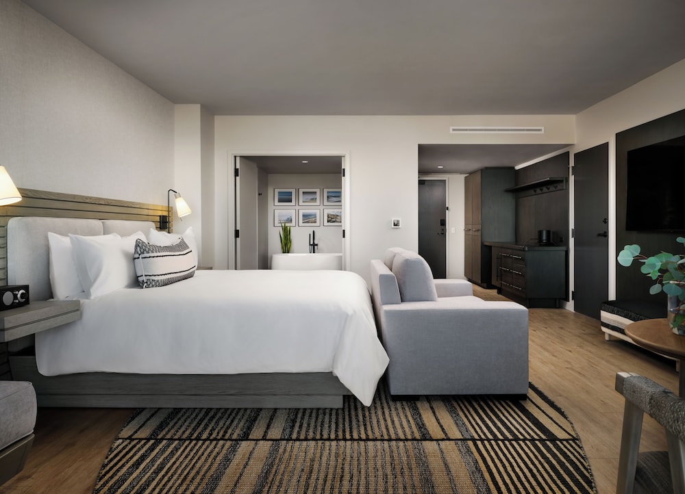 Premier, Studio, King Bed, Coastline View, Balcony