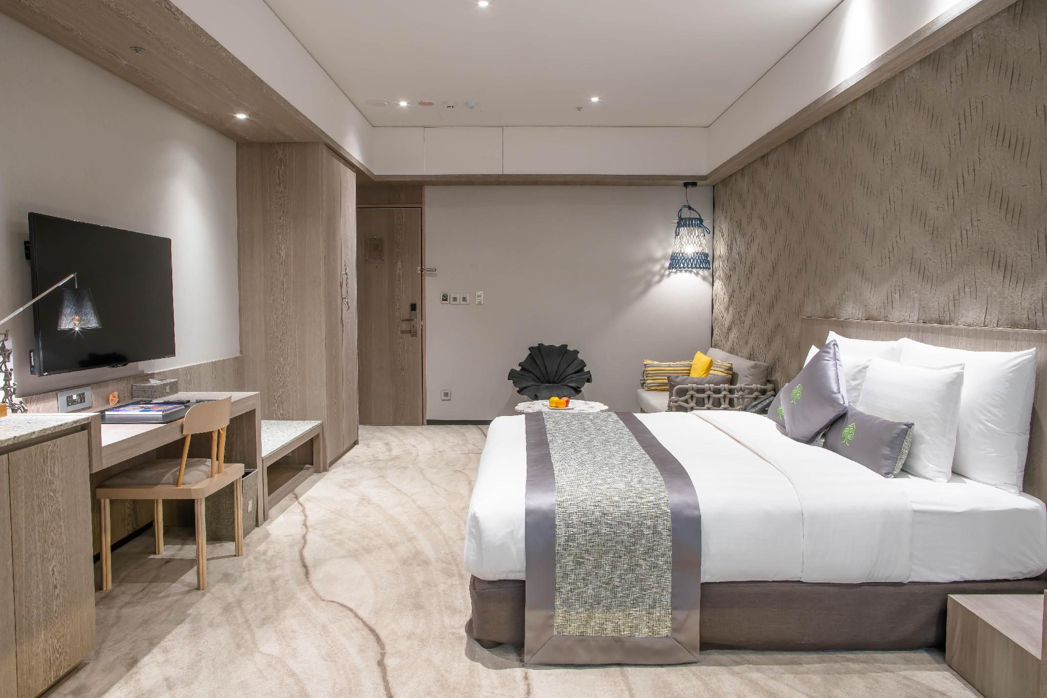 DELUXE, KING BED