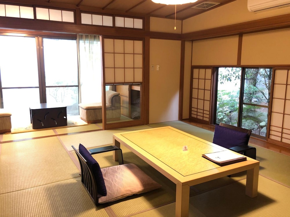Hohoemino Kuyufu Tsuruya 42/53