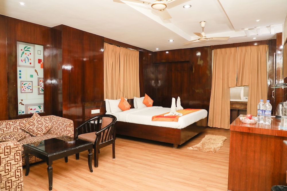 Hotel Dolphin International 7/72