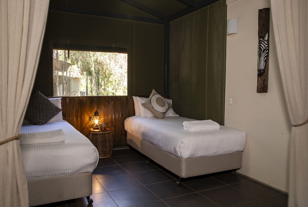 Lodge, King and Twin Beds, Sofa