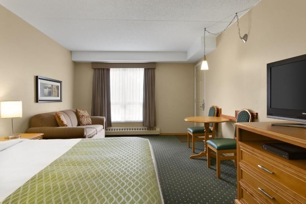 Colonial Square Inn And Suites 7/25