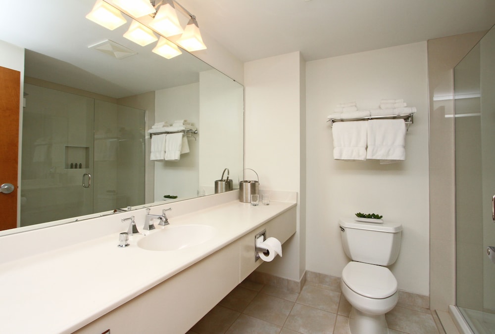 Bay Pointe Inn 49/50