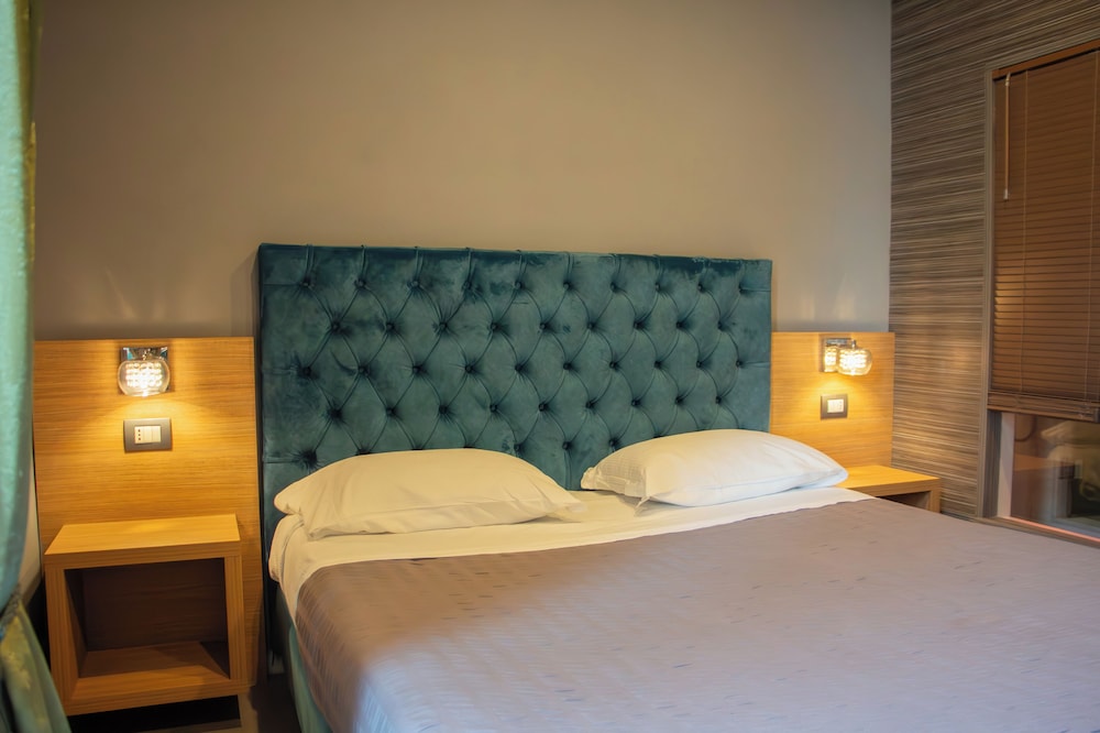 DELUXE, QUEEN BED, CITY VIEW, JETTED TUB