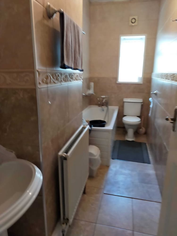 Paradise Apartment- Female Only 16/16
