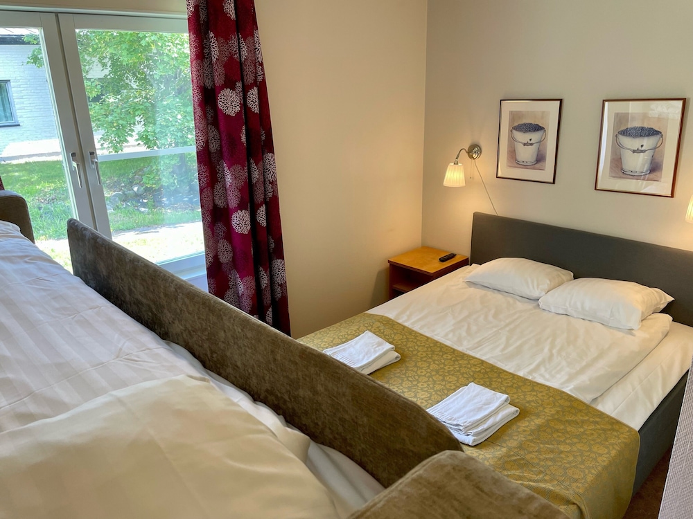 Room, Double and Twin Beds, Two Extra Beds