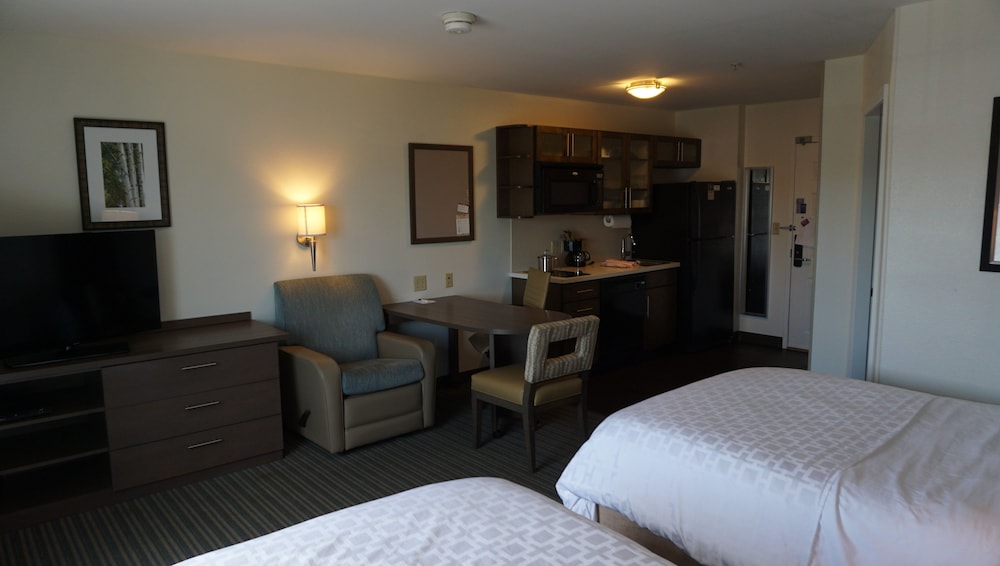 Candlewood Suites West Springfield 18/58