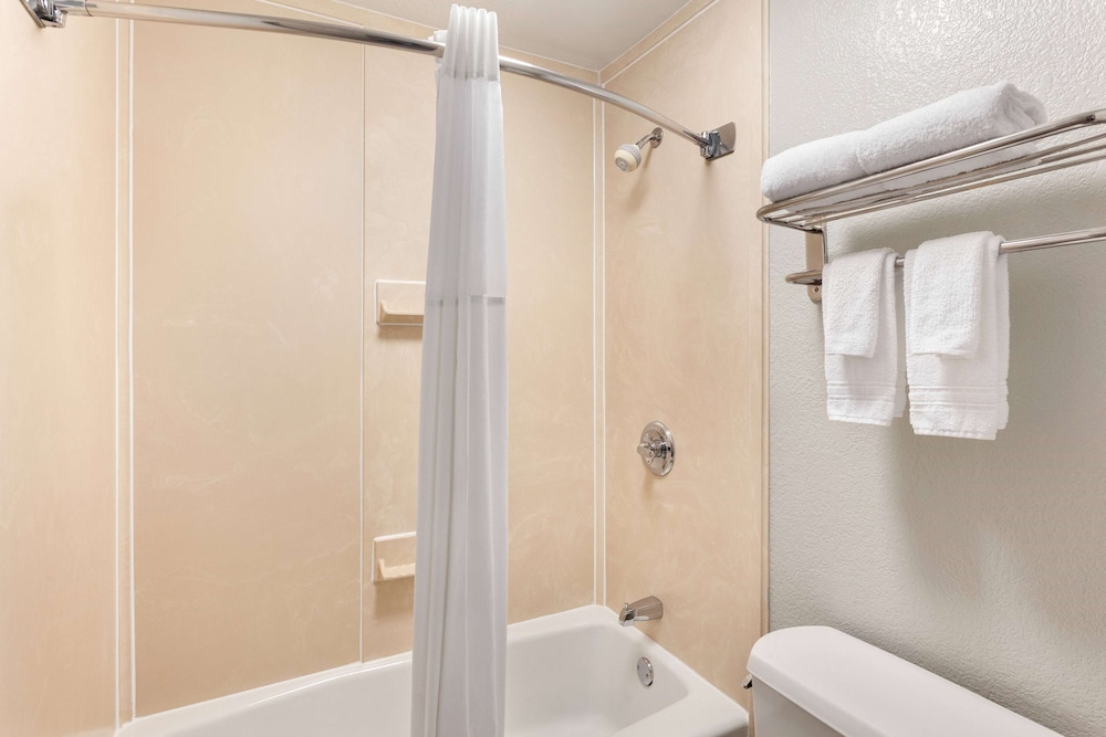 غرفة بسرير كينج مع أريكة، Days Inn by Wyndham Paris 4/4