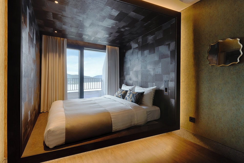 DELUXE, SUITE, 1 DOUBLE AND 1 SINGLE BED, LAKE OR LAKE VIEW