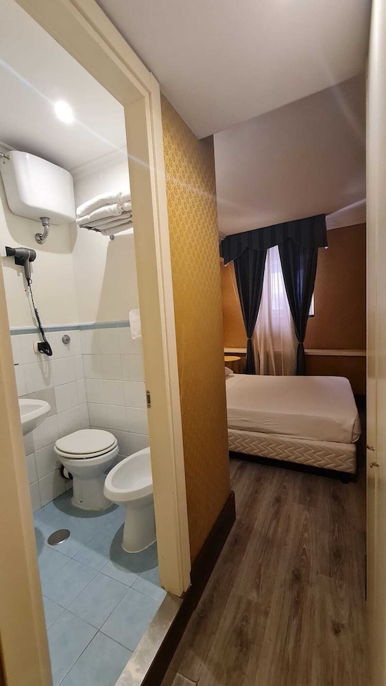 939 Hotel 51/52