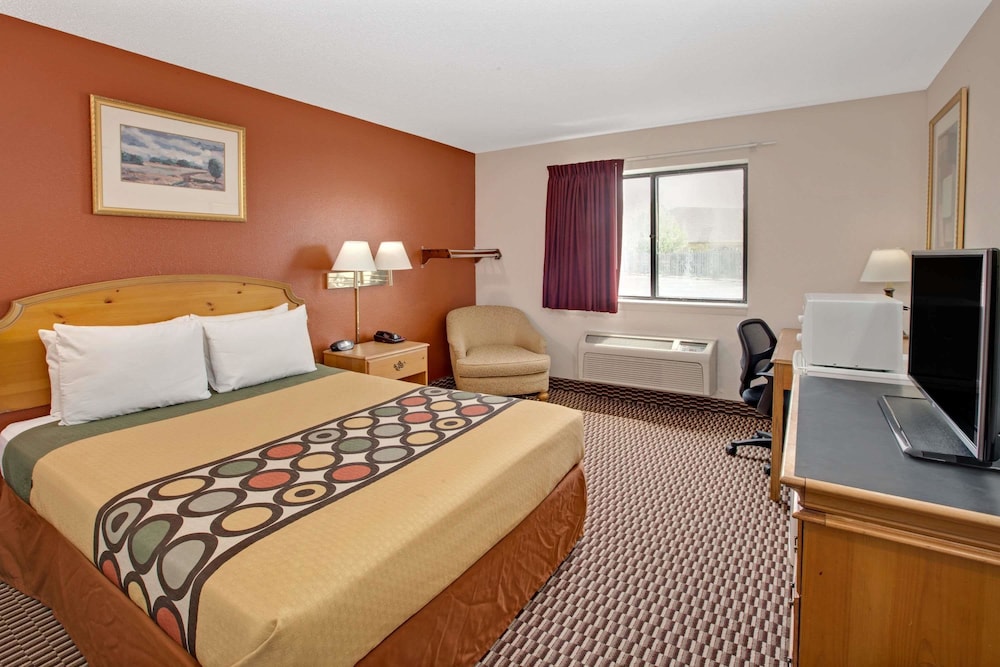 Super 8 by Wyndham Crystal Lake 12/21