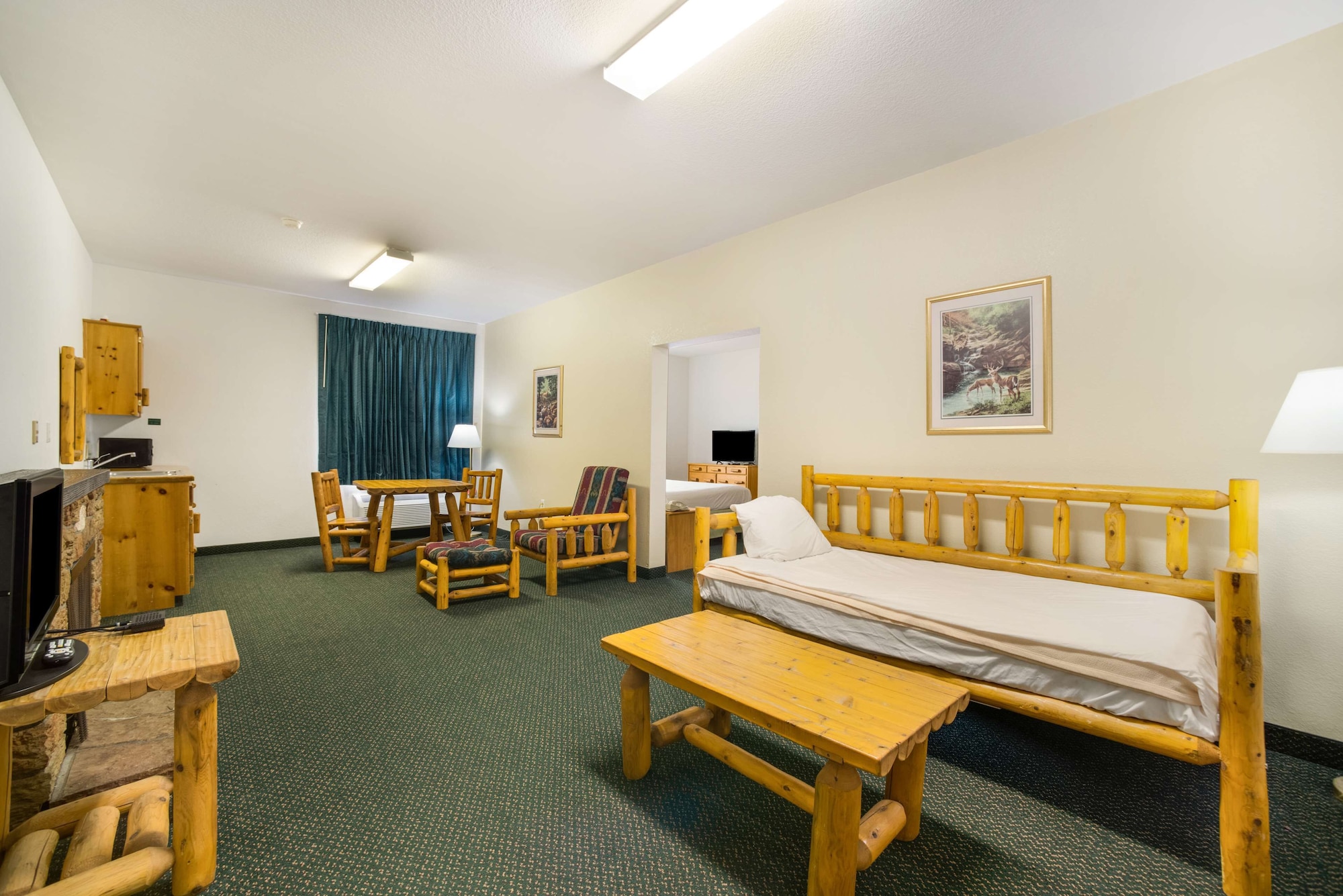 Honeymoon, Suite, King Bed, Jetted Tub, Knights Inn New Florence 3/7